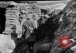 Image soldats britanniques transporter des camarades blessés France, 1916, de la seconde 36 séquences d'archives historiques vidéo 65675048369