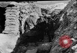 Image soldats britanniques transporter des camarades blessés France, 1916, de la seconde 37 séquences d'archives historiques vidéo 65675048369