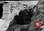 Image soldats britanniques transporter des camarades blessés France, 1916, de la seconde 38 séquences d'archives historiques vidéo 65675048369