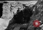 Image soldats britanniques transporter des camarades blessés France, 1916, de la seconde 39 séquences d'archives historiques vidéo 65675048369