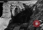 Image soldats britanniques transporter des camarades blessés France, 1916, de la seconde 40 séquences d'archives historiques vidéo 65675048369