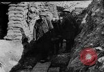 Image soldats britanniques transporter des camarades blessés France, 1916, de la seconde 41 séquences d'archives historiques vidéo 65675048369