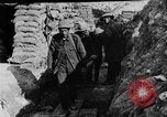 Image soldats britanniques transporter des camarades blessés France, 1916, de la seconde 42 séquences d'archives historiques vidéo 65675048369