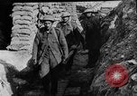 Image soldats britanniques transporter des camarades blessés France, 1916, de la seconde 43 séquences d'archives historiques vidéo 65675048369