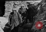 Image soldats britanniques transporter des camarades blessés France, 1916, de la seconde 44 séquences d'archives historiques vidéo 65675048369
