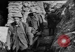 Image soldats britanniques transporter des camarades blessés France, 1916, de la seconde 45 séquences d'archives historiques vidéo 65675048369