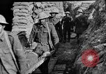 Image soldats britanniques transporter des camarades blessés France, 1916, de la seconde 46 séquences d'archives historiques vidéo 65675048369