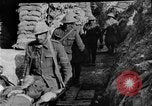 Image soldats britanniques transporter des camarades blessés France, 1916, de la seconde 47 séquences d'archives historiques vidéo 65675048369