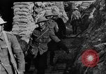 Image soldats britanniques transporter des camarades blessés France, 1916, de la seconde 48 séquences d'archives historiques vidéo 65675048369