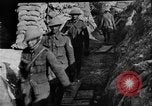 Image soldats britanniques transporter des camarades blessés France, 1916, de la seconde 49 séquences d'archives historiques vidéo 65675048369