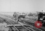 Standbild Holts Traktoren Bewegen von schweren Geschützen Frankreich, 1918, aus Sekunde 4 historischem Filmmaterial Videoclip 65675048370