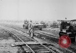 Standbild Holts Traktoren Bewegen von schweren Geschützen Frankreich, 1918, aus Sekunde 6 historischem Filmmaterial Videoclip 65675048370