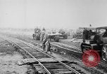 Standbild Holts Traktoren Bewegen von schweren Geschützen Frankreich, 1918, aus Sekunde 7 historischem Filmmaterial Videoclip 65675048370