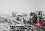 Standbild Holts Traktoren Bewegen von schweren Geschützen Frankreich, 1918, aus Sekunde 9 historischem Filmmaterial Videoclip 65675048370