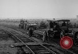 Standbild Holts Traktoren Bewegen von schweren Geschützen Frankreich, 1918, aus Sekunde 10 historischem Filmmaterial Videoclip 65675048370