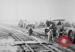 Standbild Holts Traktoren Bewegen von schweren Geschützen Frankreich, 1918, aus Sekunde 11 historischem Filmmaterial Videoclip 65675048370