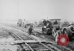 Standbild Holts Traktoren Bewegen von schweren Geschützen Frankreich, 1918, aus Sekunde 12 historischem Filmmaterial Videoclip 65675048370