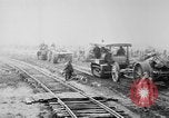Standbild Holts Traktoren Bewegen von schweren Geschützen Frankreich, 1918, aus Sekunde 13 historischem Filmmaterial Videoclip 65675048370