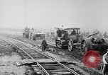 Standbild Holts Traktoren Bewegen von schweren Geschützen Frankreich, 1918, aus Sekunde 14 historischem Filmmaterial Videoclip 65675048370