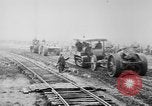 Standbild Holts Traktoren Bewegen von schweren Geschützen Frankreich, 1918, aus Sekunde 15 historischem Filmmaterial Videoclip 65675048370
