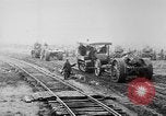 Standbild Holts Traktoren Bewegen von schweren Geschützen Frankreich, 1918, aus Sekunde 16 historischem Filmmaterial Videoclip 65675048370