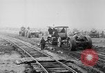 Standbild Holts Traktoren Bewegen von schweren Geschützen Frankreich, 1918, aus Sekunde 17 historischem Filmmaterial Videoclip 65675048370