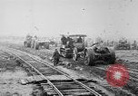 Standbild Holts Traktoren Bewegen von schweren Geschützen Frankreich, 1918, aus Sekunde 18 historischem Filmmaterial Videoclip 65675048370