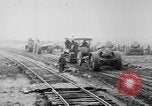 Standbild Holts Traktoren Bewegen von schweren Geschützen Frankreich, 1918, aus Sekunde 19 historischem Filmmaterial Videoclip 65675048370