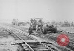Standbild Holts Traktoren Bewegen von schweren Geschützen Frankreich, 1918, aus Sekunde 20 historischem Filmmaterial Videoclip 65675048370