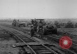 Standbild Holts Traktoren Bewegen von schweren Geschützen Frankreich, 1918, aus Sekunde 21 historischem Filmmaterial Videoclip 65675048370