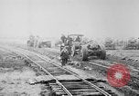 Standbild Holts Traktoren Bewegen von schweren Geschützen Frankreich, 1918, aus Sekunde 22 historischem Filmmaterial Videoclip 65675048370