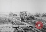 Standbild Holts Traktoren Bewegen von schweren Geschützen Frankreich, 1918, aus Sekunde 23 historischem Filmmaterial Videoclip 65675048370