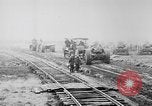 Standbild Holts Traktoren Bewegen von schweren Geschützen Frankreich, 1918, aus Sekunde 24 historischem Filmmaterial Videoclip 65675048370