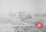Standbild Holts Traktoren Bewegen von schweren Geschützen Frankreich, 1918, aus Sekunde 25 historischem Filmmaterial Videoclip 65675048370