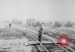 Standbild Holts Traktoren Bewegen von schweren Geschützen Frankreich, 1918, aus Sekunde 26 historischem Filmmaterial Videoclip 65675048370