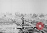 Standbild Holts Traktoren Bewegen von schweren Geschützen Frankreich, 1918, aus Sekunde 27 historischem Filmmaterial Videoclip 65675048370