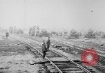 Standbild Holts Traktoren Bewegen von schweren Geschützen Frankreich, 1918, aus Sekunde 28 historischem Filmmaterial Videoclip 65675048370