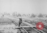 Standbild Holts Traktoren Bewegen von schweren Geschützen Frankreich, 1918, aus Sekunde 29 historischem Filmmaterial Videoclip 65675048370