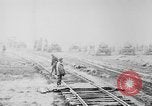 Standbild Holts Traktoren Bewegen von schweren Geschützen Frankreich, 1918, aus Sekunde 31 historischem Filmmaterial Videoclip 65675048370