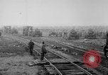 Standbild Holts Traktoren Bewegen von schweren Geschützen Frankreich, 1918, aus Sekunde 32 historischem Filmmaterial Videoclip 65675048370
