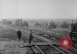 Standbild Holts Traktoren Bewegen von schweren Geschützen Frankreich, 1918, aus Sekunde 33 historischem Filmmaterial Videoclip 65675048370