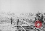 Standbild Holts Traktoren Bewegen von schweren Geschützen Frankreich, 1918, aus Sekunde 36 historischem Filmmaterial Videoclip 65675048370