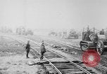 Standbild Holts Traktoren Bewegen von schweren Geschützen Frankreich, 1918, aus Sekunde 37 historischem Filmmaterial Videoclip 65675048370