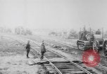 Standbild Holts Traktoren Bewegen von schweren Geschützen Frankreich, 1918, aus Sekunde 38 historischem Filmmaterial Videoclip 65675048370