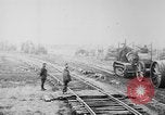 Standbild Holts Traktoren Bewegen von schweren Geschützen Frankreich, 1918, aus Sekunde 39 historischem Filmmaterial Videoclip 65675048370