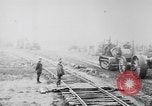 Standbild Holts Traktoren Bewegen von schweren Geschützen Frankreich, 1918, aus Sekunde 40 historischem Filmmaterial Videoclip 65675048370
