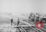 Standbild Holts Traktoren Bewegen von schweren Geschützen Frankreich, 1918, aus Sekunde 41 historischem Filmmaterial Videoclip 65675048370