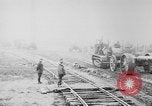Standbild Holts Traktoren Bewegen von schweren Geschützen Frankreich, 1918, aus Sekunde 42 historischem Filmmaterial Videoclip 65675048370