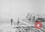 Standbild Holts Traktoren Bewegen von schweren Geschützen Frankreich, 1918, aus Sekunde 43 historischem Filmmaterial Videoclip 65675048370