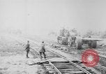 Standbild Holts Traktoren Bewegen von schweren Geschützen Frankreich, 1918, aus Sekunde 45 historischem Filmmaterial Videoclip 65675048370